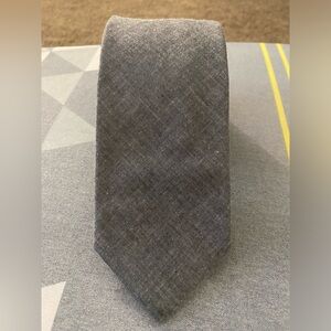 Grey tie